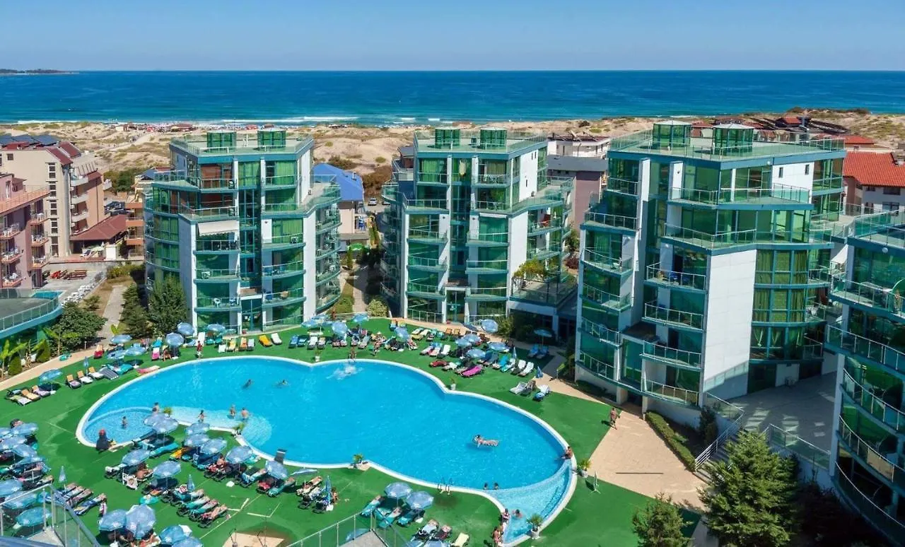 Amur De Lux Apartments location